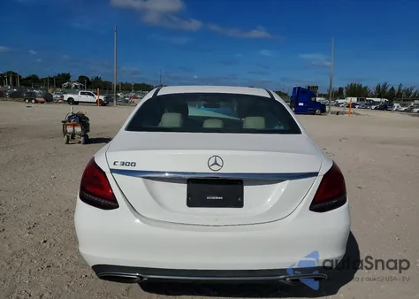 2019 Mercedes-Benz C 300 z USA, uszkodzony, nr VIN 55SWF8DB4KU295495